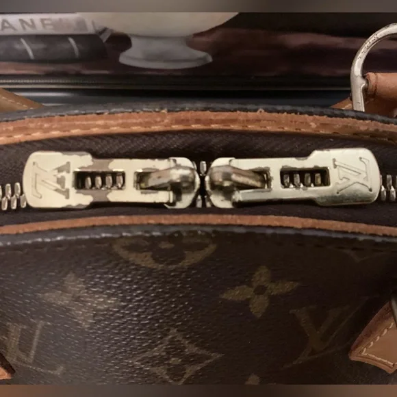 Louis Vuitton Ellipse Monogram PM Hand Bag with Dust bag & lock & key - Picture 5 of 14